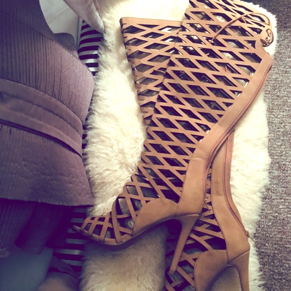 Beautiful cut out heels 😍😍😍